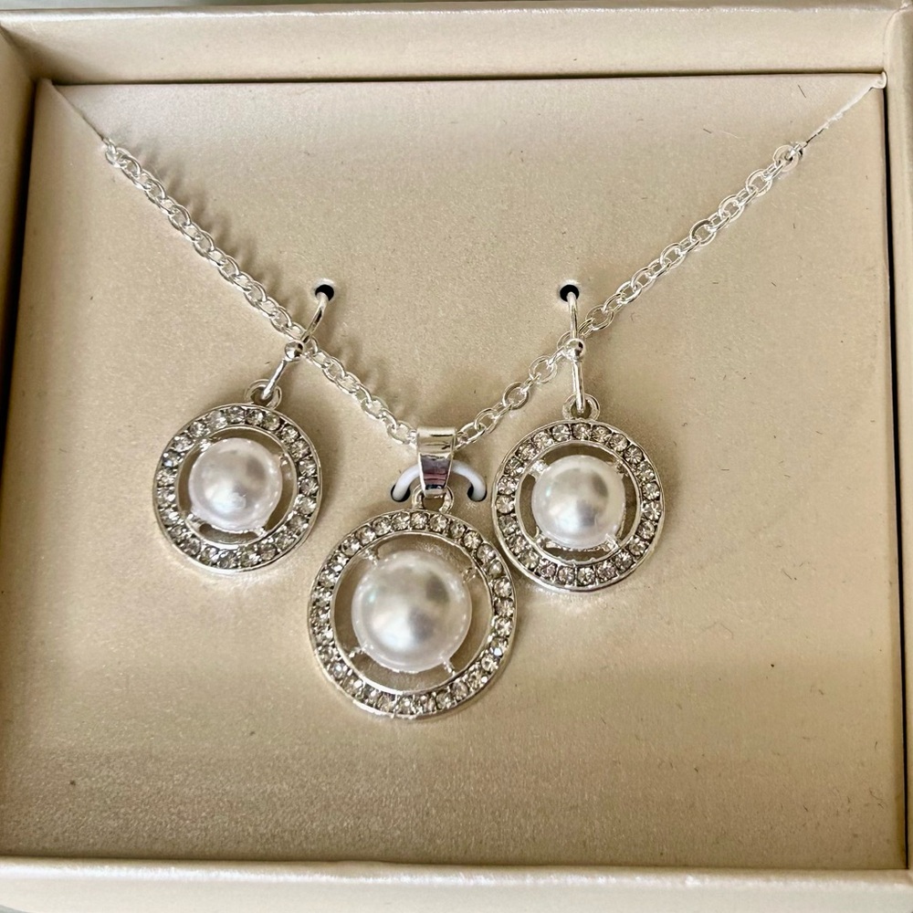 Elegant Silver Pearl and Crystal Pearl Pendant & Earrings Jewelry Set NWT